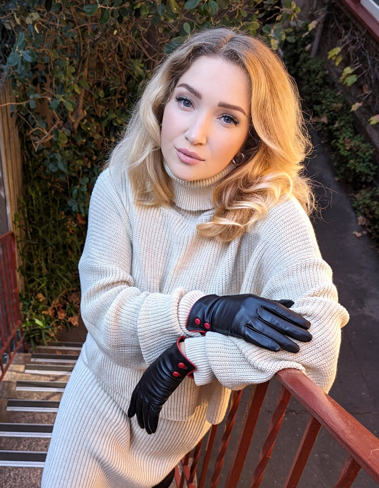 Dents Leather Gloves with Buttons & Piping in Black/Red